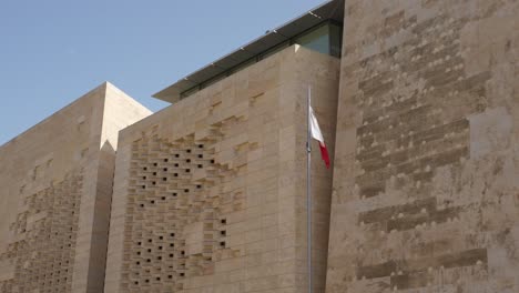 El-Edificio-Del-Parlamento-En-El-Centro-De-La-Ciudad-Con-La-Bandera-Nacional-En-Detalle,-Primer-Plano