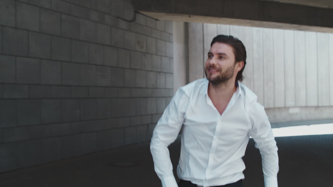 사업가 가 야외 에서 성공 을 축하 하고 있다. 남성 직원 이 공중 에 뛰어다니고 있다