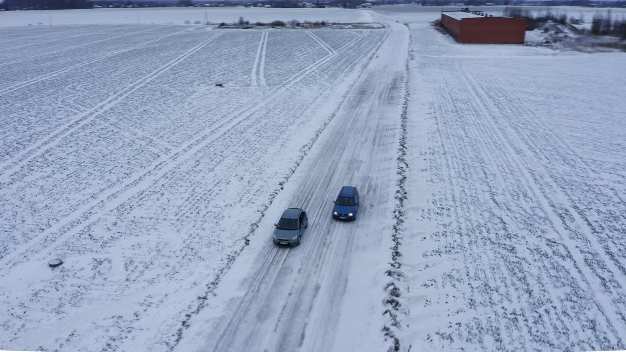 coche conduciendo carretera congelada
