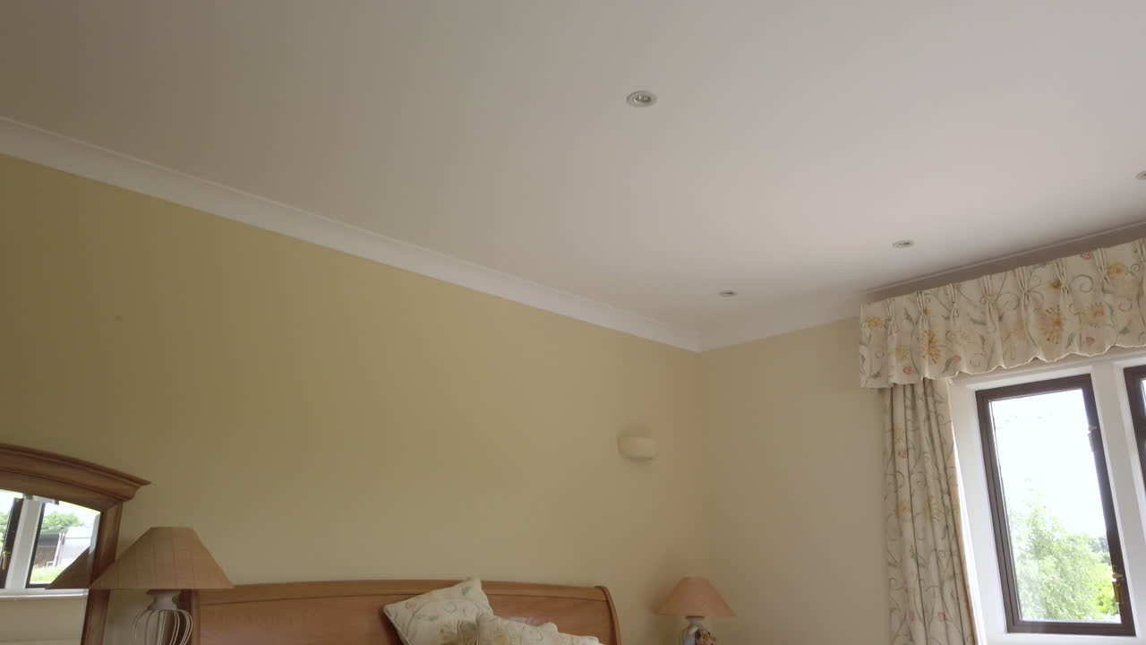 toma inclinada hacia abajo de un dormitorio principal en una casa familiar