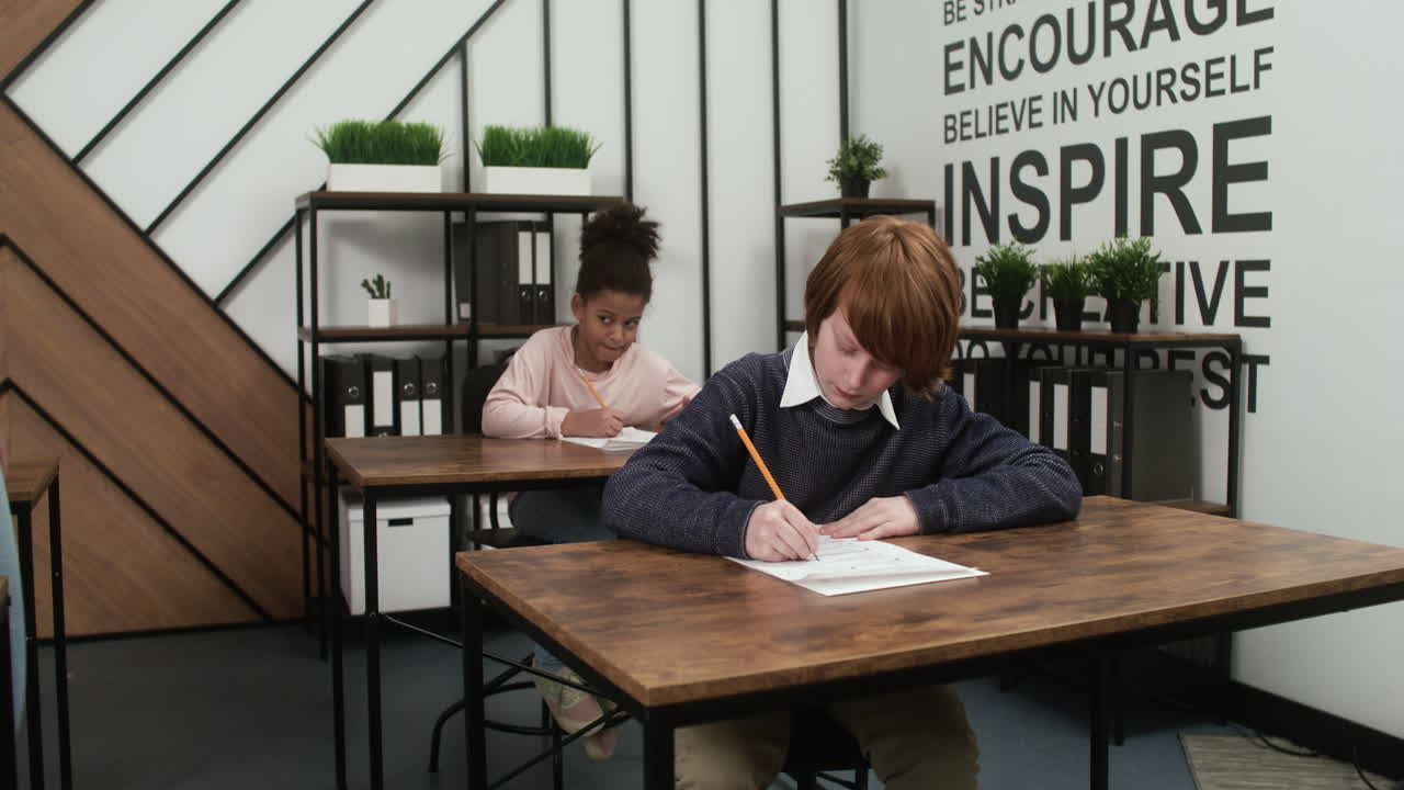 un chico pelirrojo en la escuela