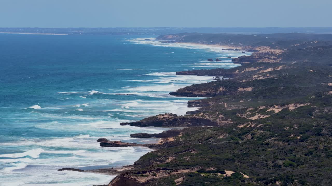 Ripresa aerea dall’alto mostra onde oceaniche che si infrangono su una costa australiana rocciosa e scoscesa
