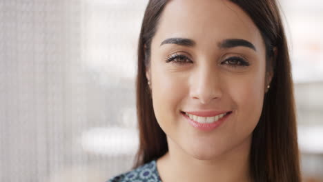 retrato de una exitosa empresaria india emprendedora en una oficina ocupada