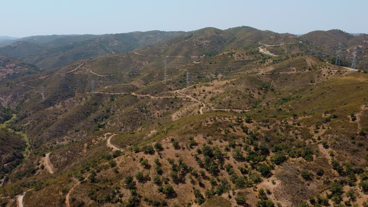 vasto paisaje montañoso con central eléctrica en un campo remoto