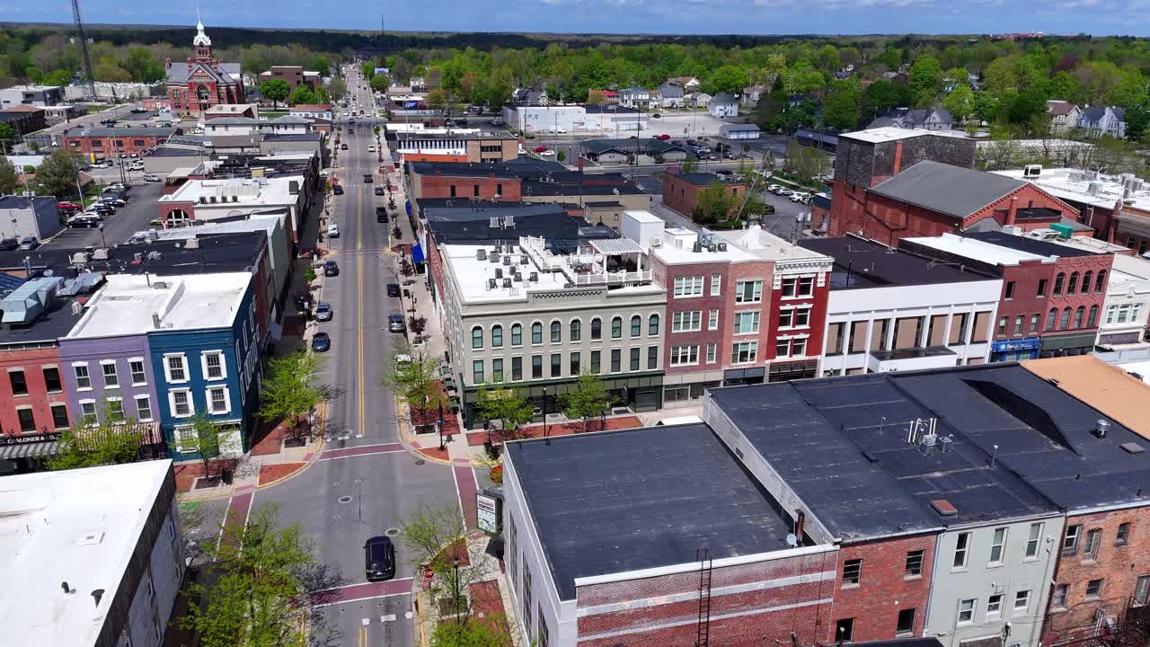 Centro di Adrian, Michigan, USA, che mostra le attività commerciali della via principale e l'architettura locale in vista aerea.