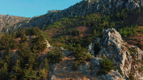 Alejarse-De-Los-Picos-De-Las-Montañas