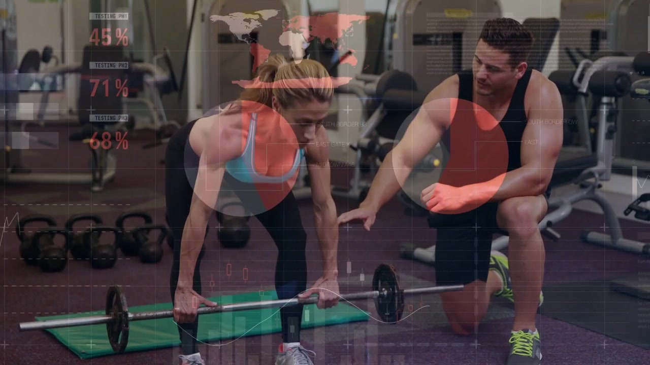 Kvinnlig klient utför höftfällning efter tränarens instruktioner, animerade procent vägleder formen på gymmet.