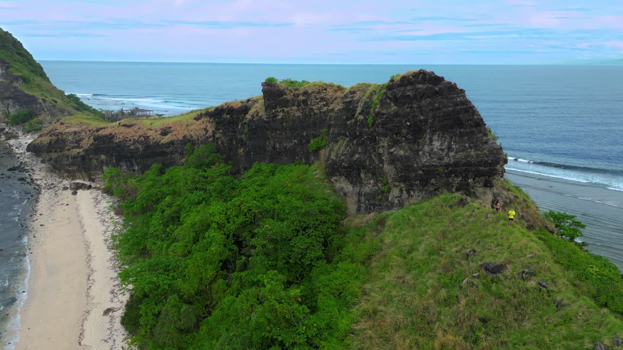 пара путешественников на вершине горного хребта на острове капонес, пляж пундакит. замбалес, филиппины