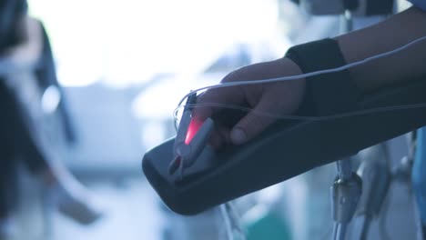 la mano del paciente con un oxímetro de pulso en el hospital