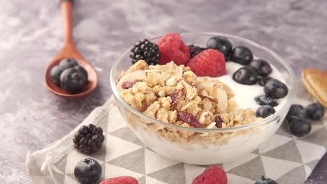 perfecto de yogur saludable con granola y bayas