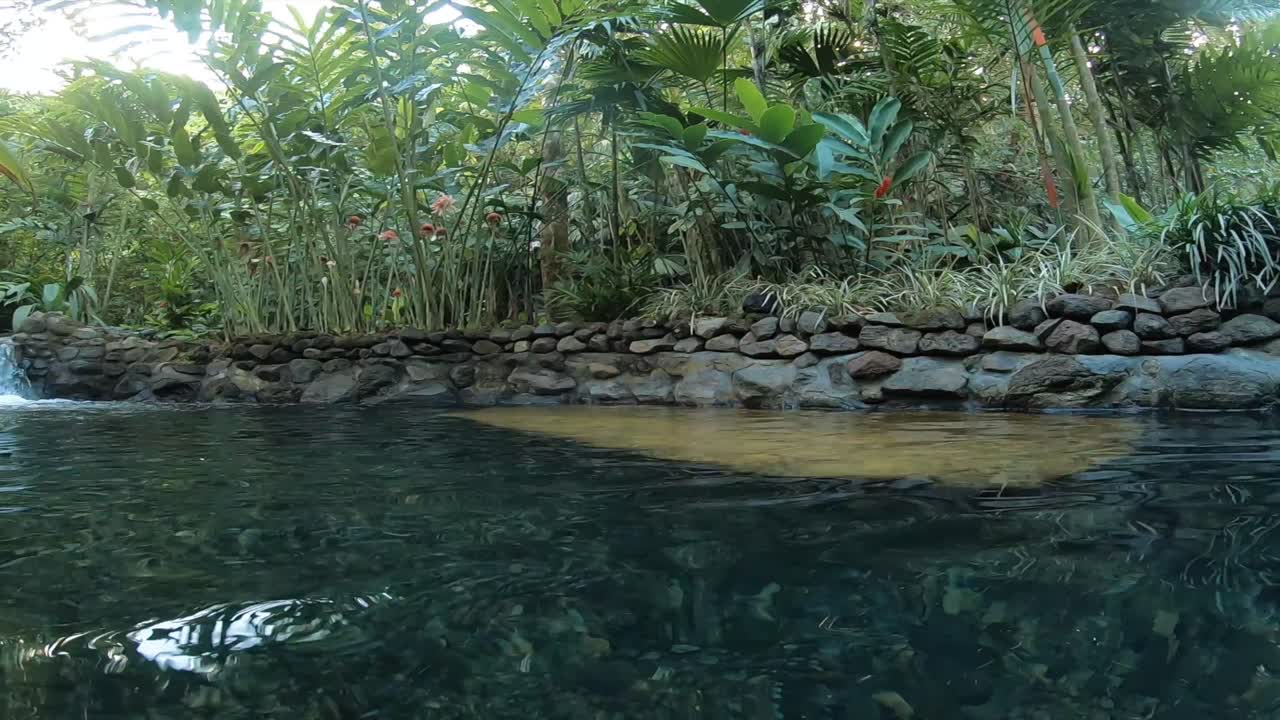 esta es una filmación de gopro 7 de una de varias aguas termales naturales en tabacon en costa rica