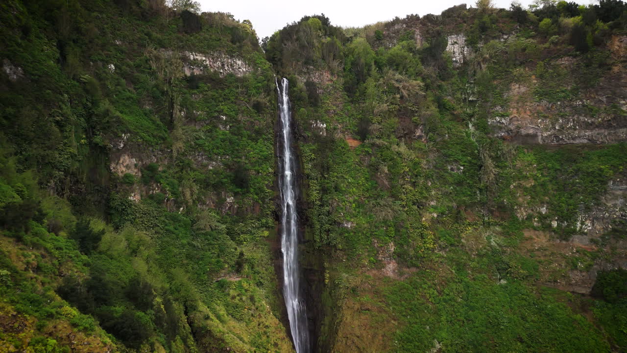 Volando verso una cascata tra montagne verdi, Rocha do Navio, Madeira, Portogallo