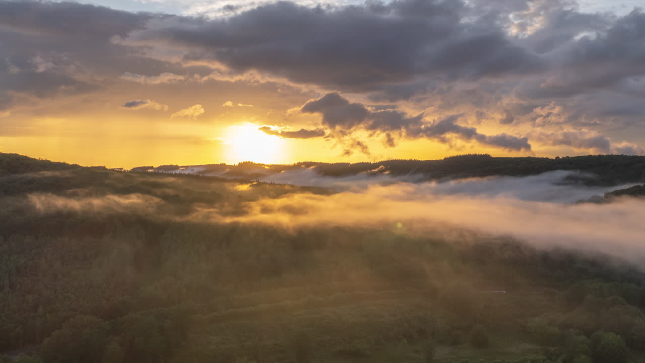 hiperlapso de un hermoso castillo durante una puesta de sol con niebla de rápido movimiento en el bosque