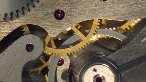 mecanismo de reloj macro loop. viejo mecanismo de reloj vintage funcionando, primer plano con enfoque suave. primer plano de un mecanismo de reloje interno. movimiento de engranajes de relojes vintage macro