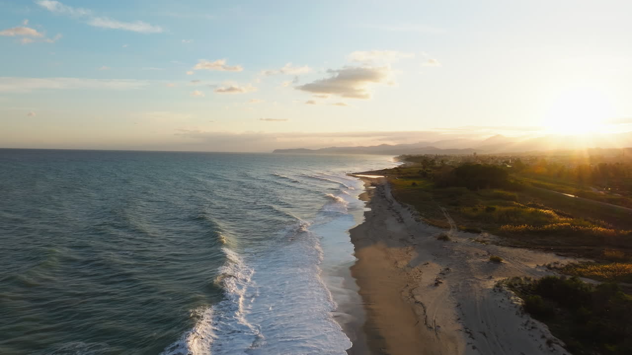 las olas del océano chocan contra la costa durante una puesta de sol celestial en pascua.