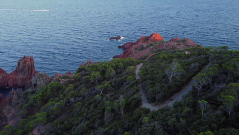 un hermoso paisaje aéreo de la costa de francia y la isla dorada al atardecer
