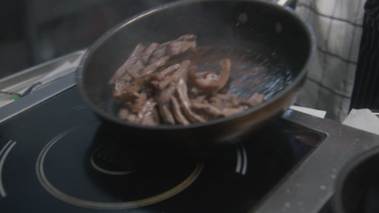 판에 고기를 요리하는 것