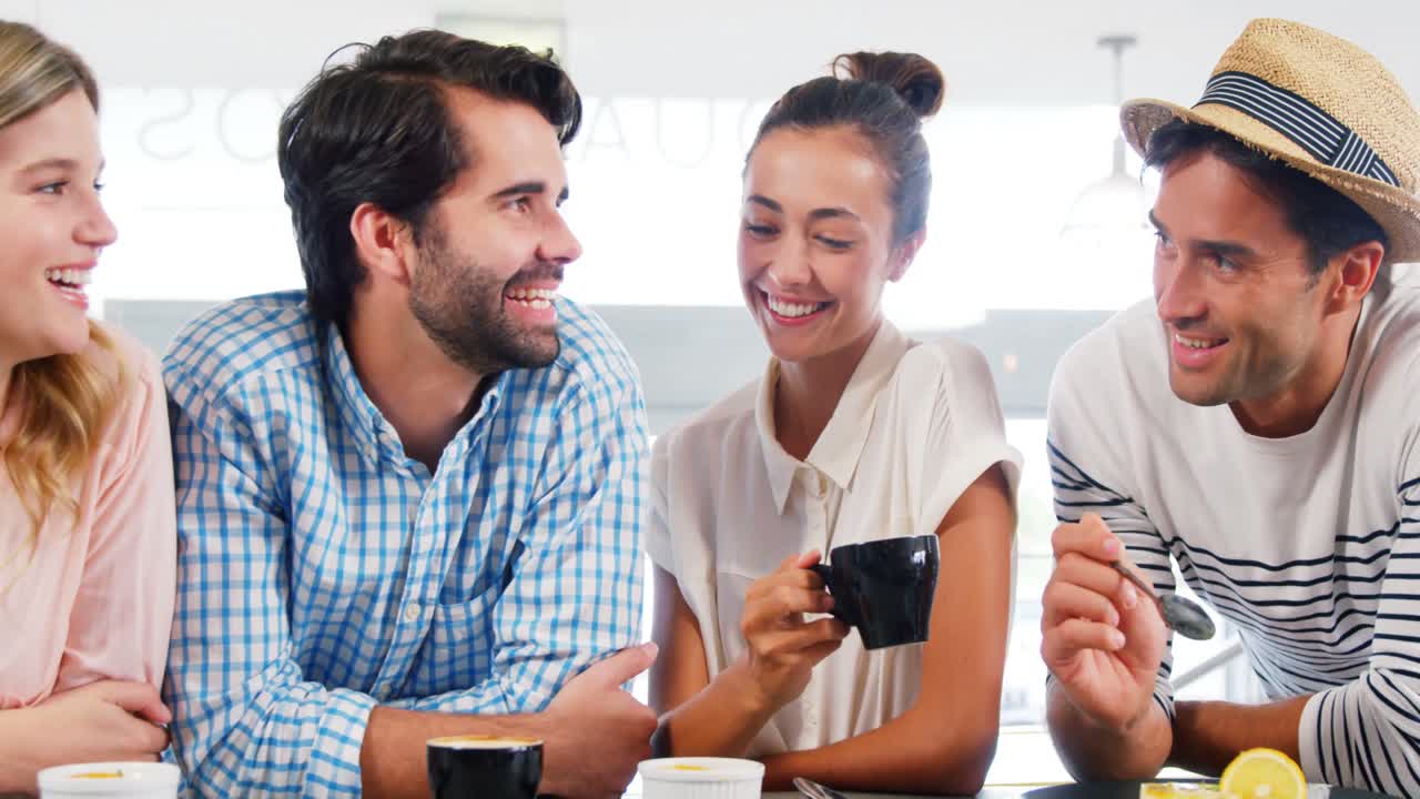 행복 한 친구 들 이 커피 를 마시고 있다