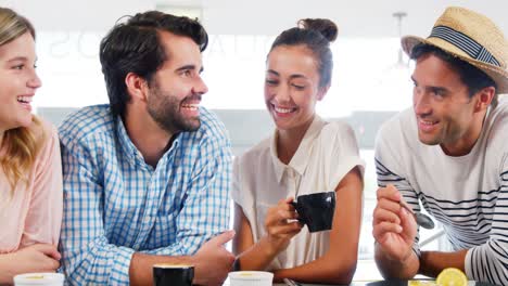 grupo de amigos felices tomando café