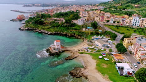 Wunderschöne-Alte-Architektur-Und-Blick-Auf-Die-Küste-Von-Santa-Flavia-In-Italien---Luftaufnahme