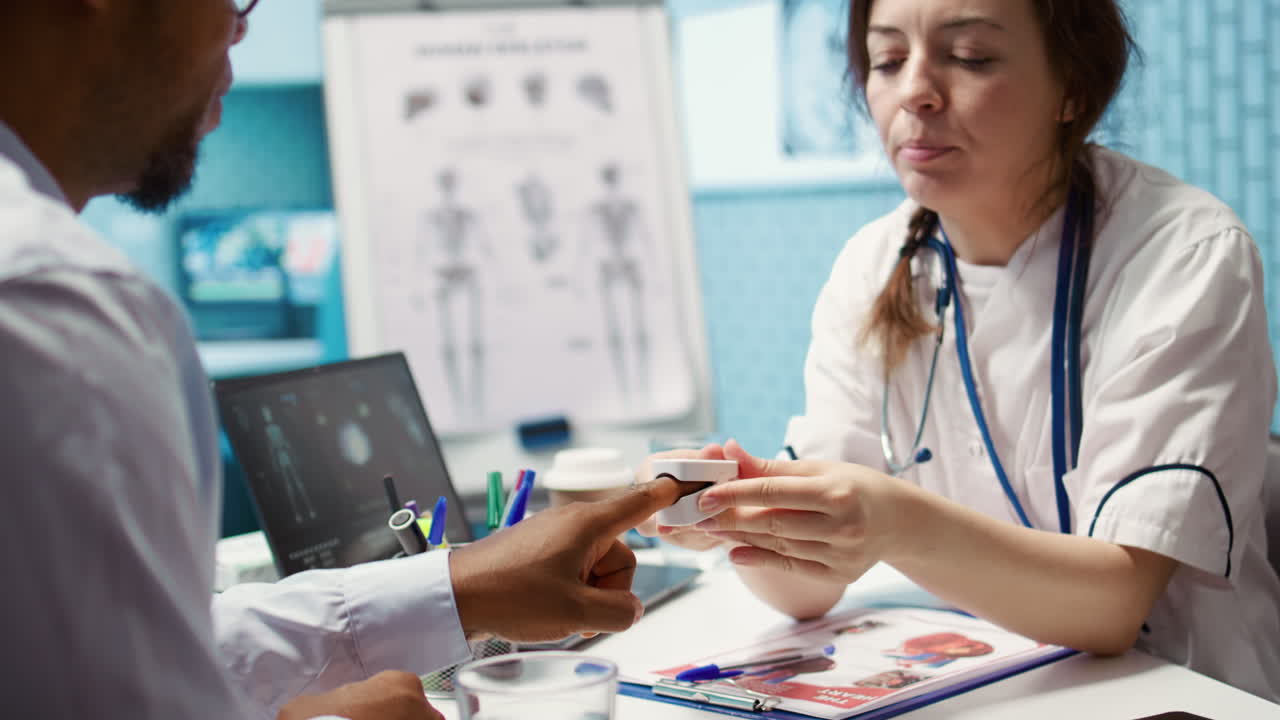 médico midiendo la saturación de oxígeno y la frecuencia del pulso utilizando un oxímetro