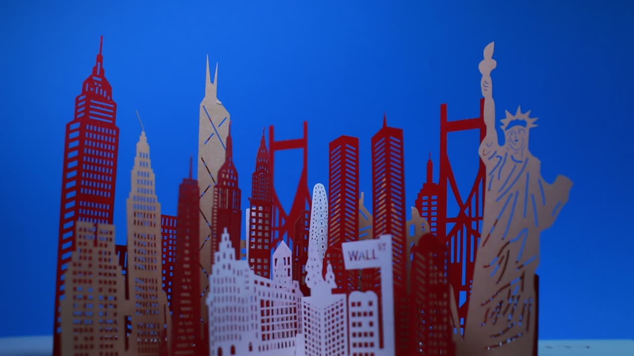 손은 파란색 배경에 새로운 yourk 도시 종이 팝업 카드를 엽니다.