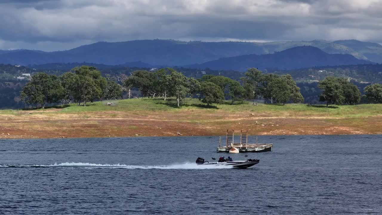 Lancha rápida navegando a toda velocidad por un lago