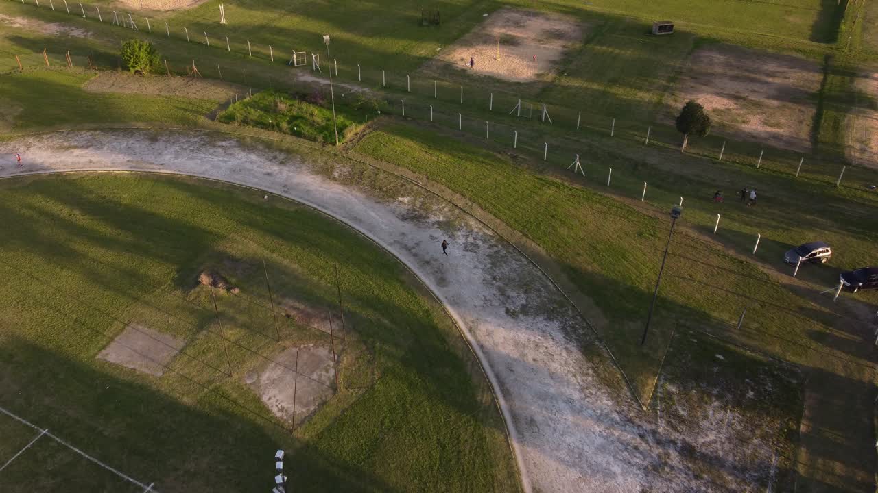 남자는 공원에서 실행