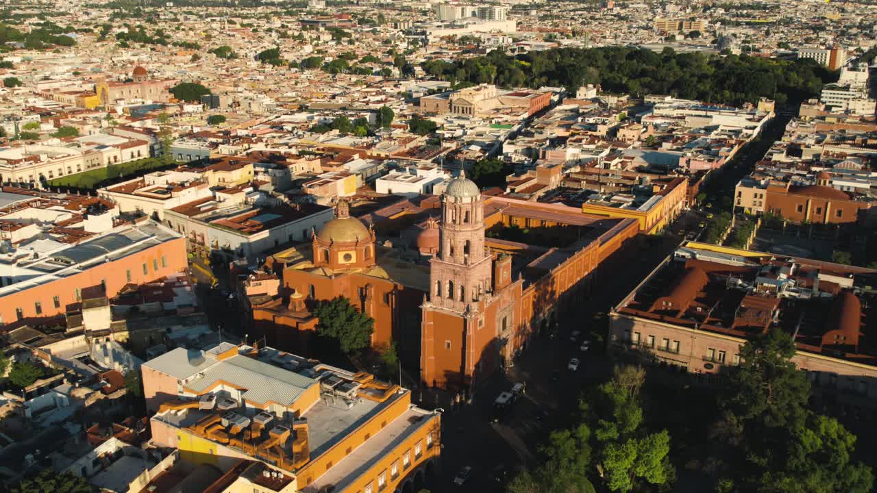 hermoso atardecer en el centro histórico de la ciudad de querétaro, filmado con drone