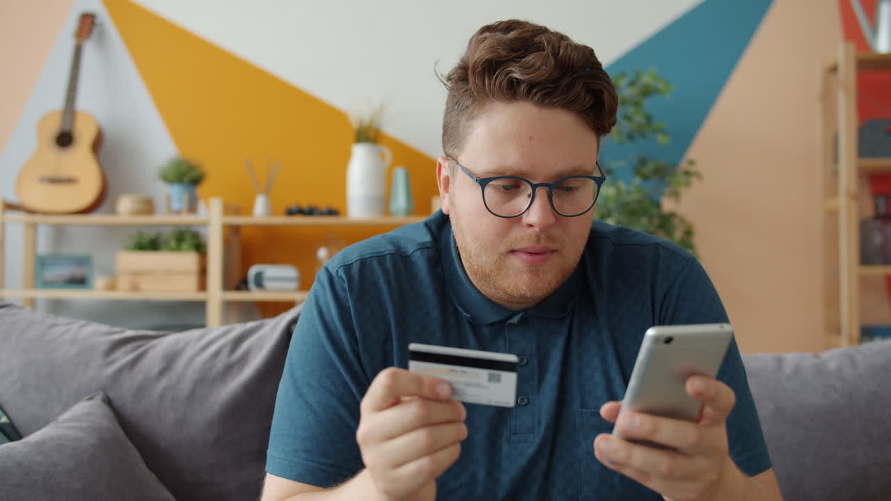 Uomo che usa lo smartphone sul divano