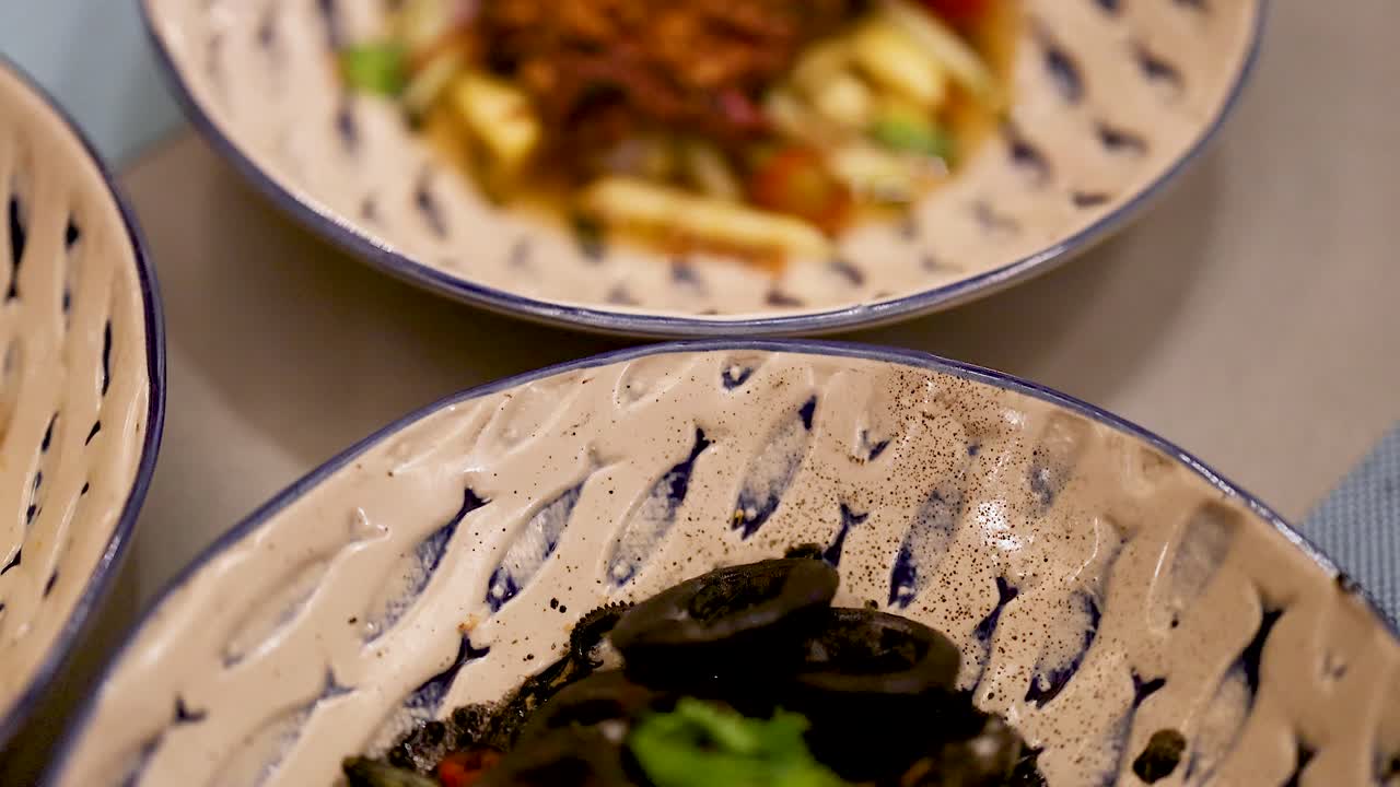 un delicioso plato de mariscos con ingredientes vibrantes