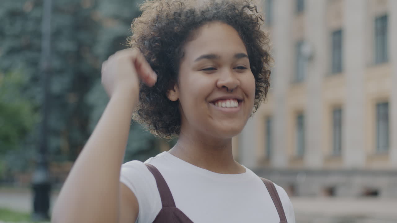 Adolescente felice in città