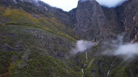 paisaje montañoso con nubes sobre arroyos y laderas rocosas en los alpes albaneses