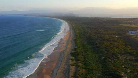 Olas-De-Mar-Espumoso-De-Playa-Escénica-En-Wollongong,-Nsw,-Australia---Toma-Aérea