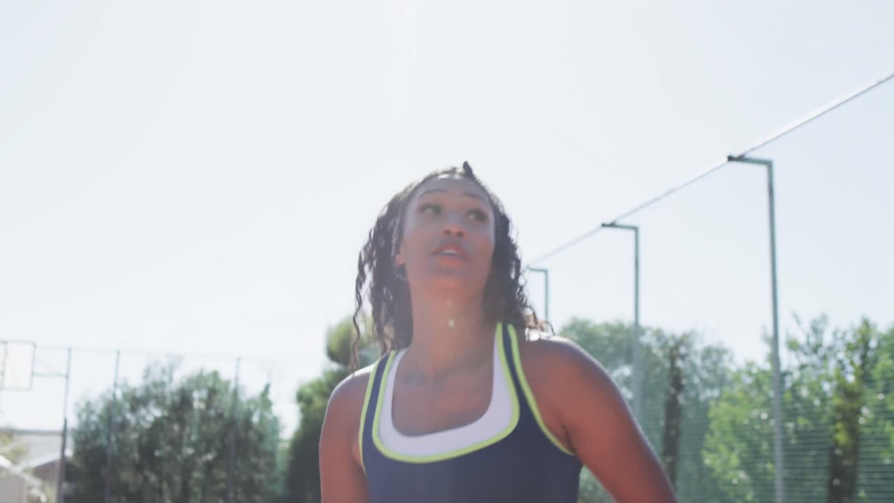 un equipo de baloncesto femenino feliz y diverso entrenando en una cancha soleada, en cámara lenta