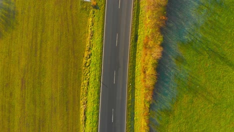 Vuelo-De-Drones-Sobre-Una-Carretera-Rural-Abierta-Con-Algo-De-Tráfico