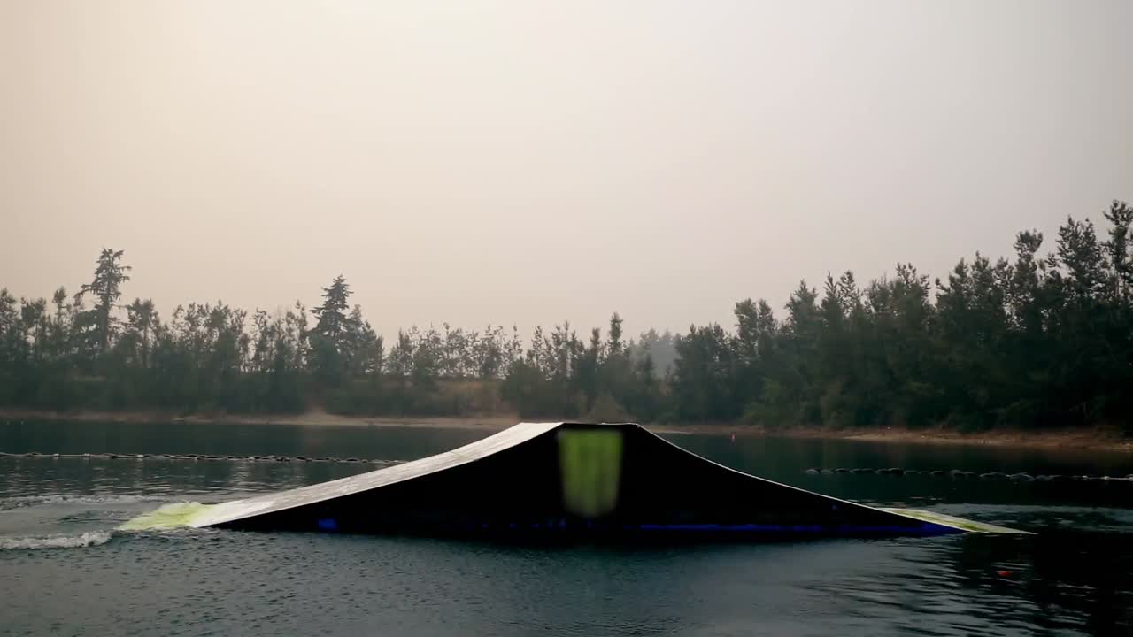 hombre wakeboarding en el río 4k