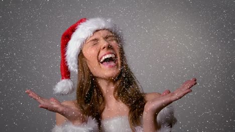 composición de video con nieve cayendo sobre chica feliz en traje de papá noel