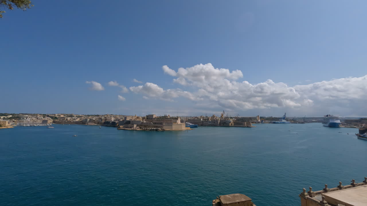 gran puerto histórico y fortificaciones en la ciudad de valletta, malta