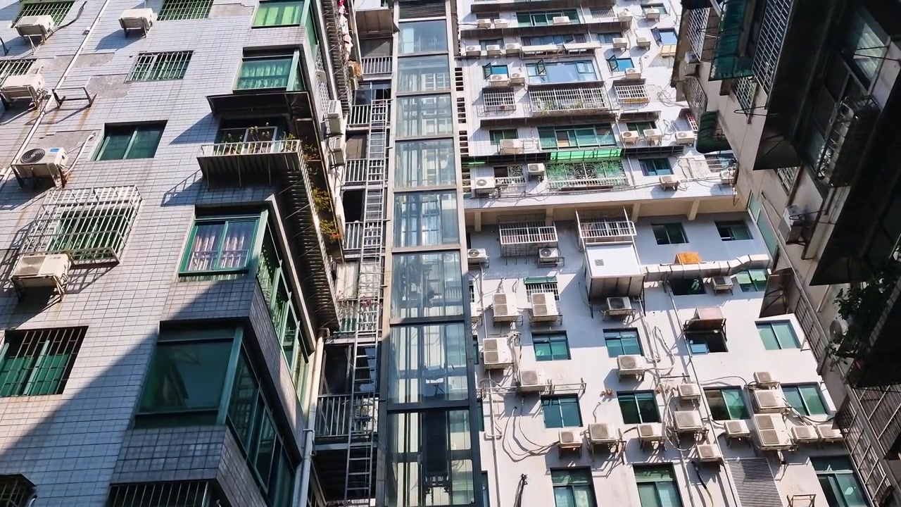 Guangzhou, Cina, Ascensore Esterno su Edificio Residenziale, Angolazione Bassa.