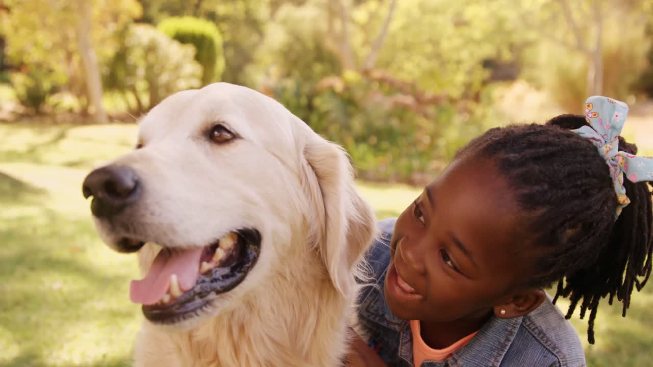 귀여운 소녀의 초상화가 개를  ⁇ 고 있다
