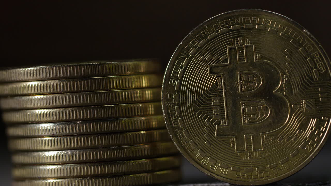 cadena de bloques: primer plano de las monedas físicas de bitcoin altcoin en un entorno dinámico