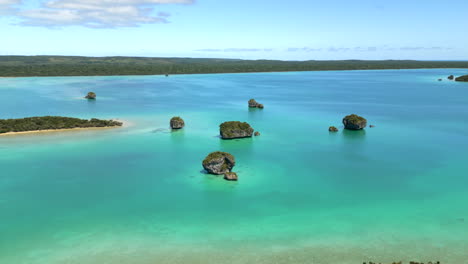 Turquoise-waters-of-Upi-Bay,-Isle-of-Pines---aerial-parallax