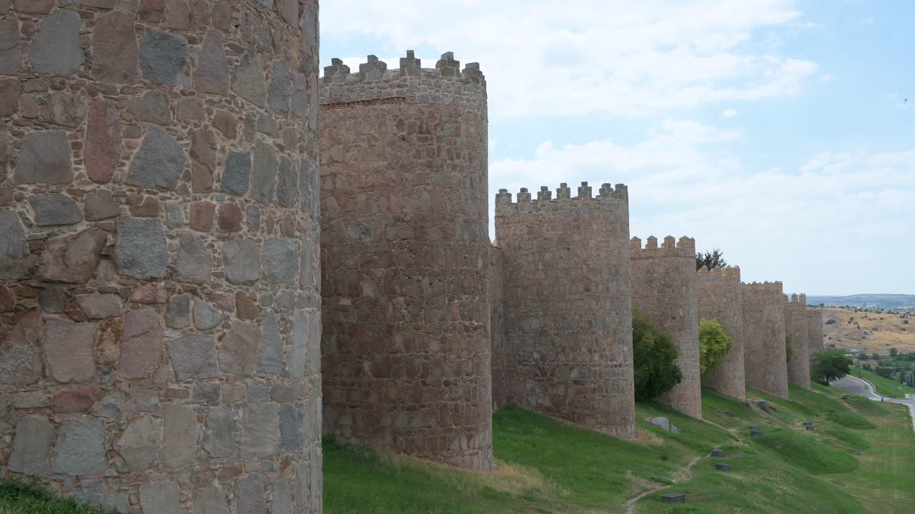 Encircling the historic old town, the medieval walls of Ávila, Spain, are celebrated for their exceptional preservation and are recognized as a UNESCO World Heritage Site.