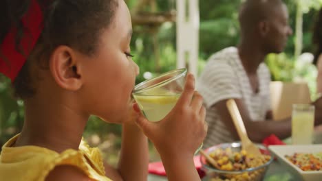 Nahaufnahme-Eines-Afroamerikanischen-Mädchens,-Das-Zeit-Im-Garten-Verbringt