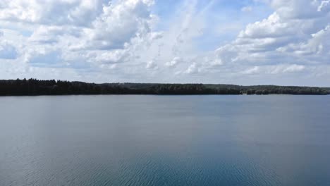 Lake-Stars-In-Borowy-Młyn,-Woiwodschaft-Pommern,-Polen,-Gefilmt-Von-Einer-Drohne