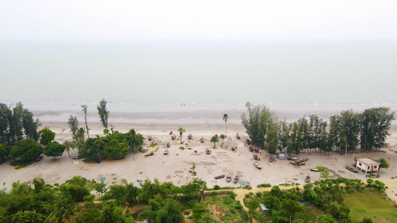 una foto inclinada hacia abajo de un pueblo de pescadores en la playa de kuakata, bangladesh