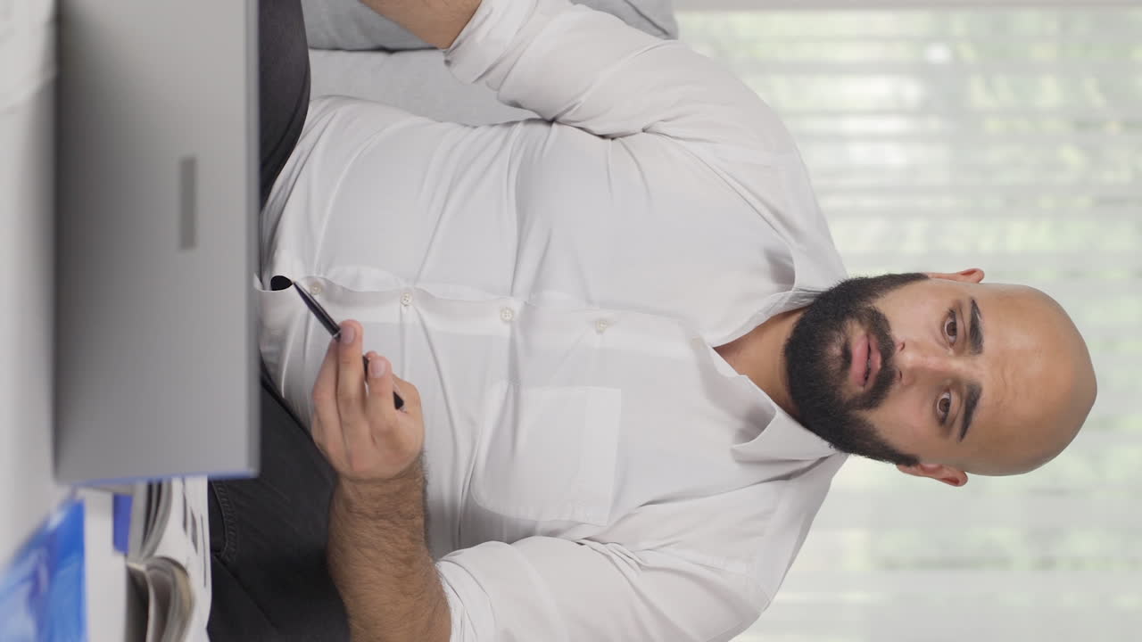 Video verticale di un uomo in smart working che si frustra