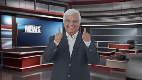 feliz periodista senior indio mostrando los pulgares hacia arriba
