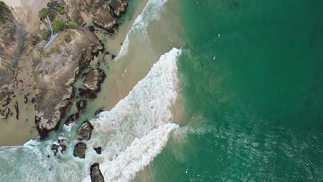 Vista-De-Pájaro-Sobre-El-Pintoresco-Paisaje-Marino-De-La-Playa-De-Clarkes-En-Nueva-Gales-Del-Sur,-Australia---Disparo-De-Un-Dron